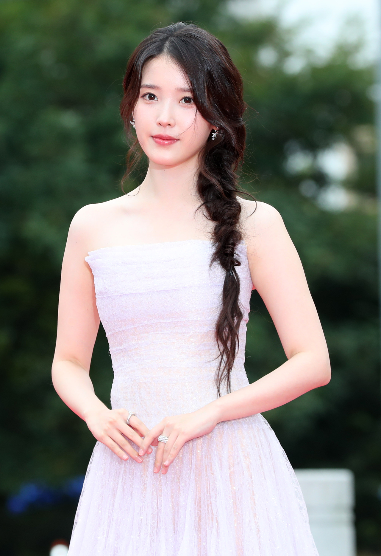 Lee Ji-eun (IU) poses for a photo during a red carpet event held for 2025 Seoul International Awards held in Yeouido, Seoul, Thursday. (Newsis)