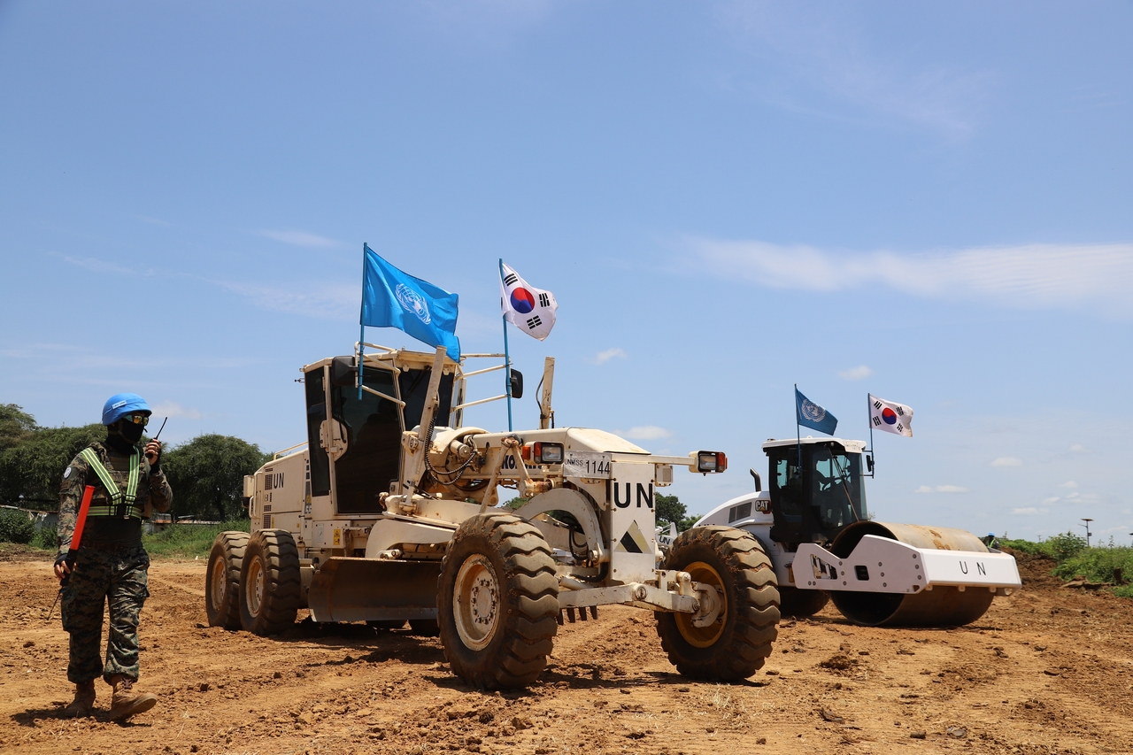Soldiers of the Hanbit Unit construct a new 1.8-kilometer runway as part of the Bor Airport repair operation. (Joint Chiefs of Staff)