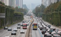 서울→부산 4시간50분…연휴 첫날 귀성길 정체 대체로 해소