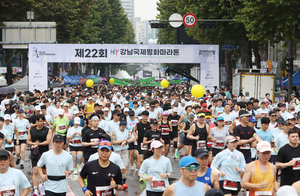 강남구 ‘국제평화마라톤’ 1만여 명 참가