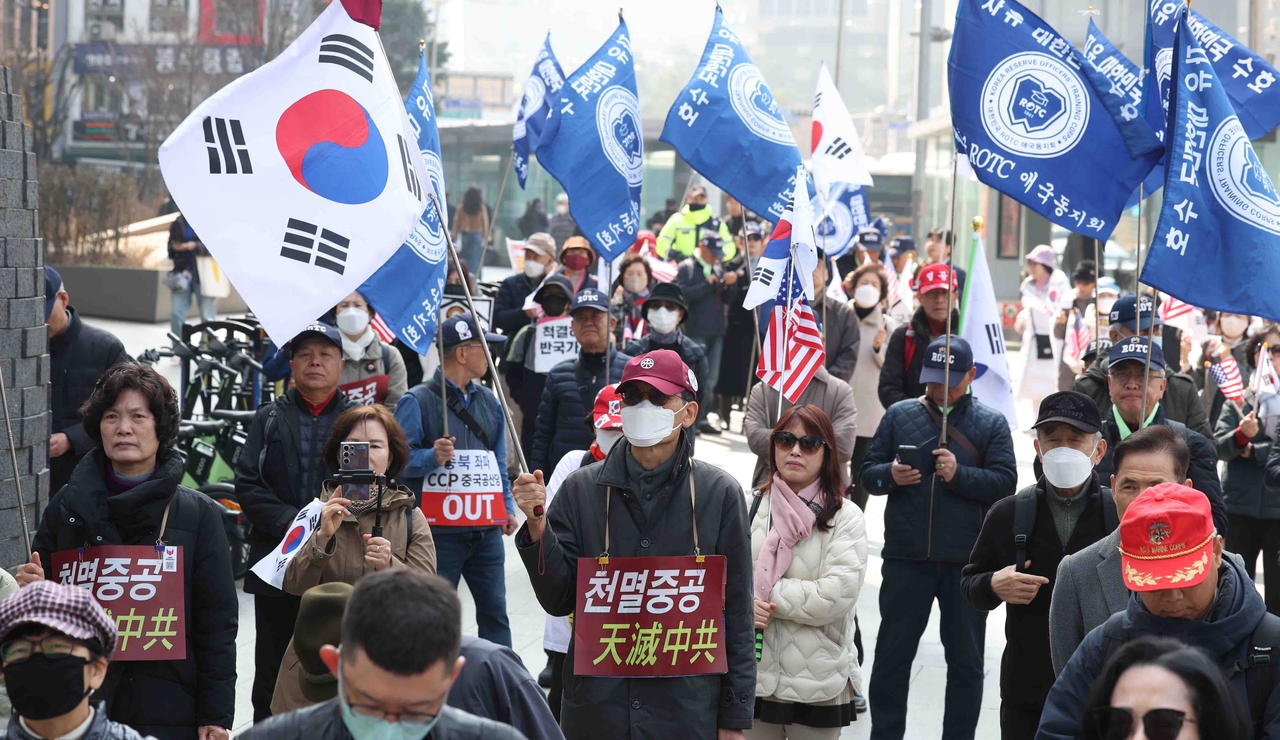 Members of the conservative group Professors United for Freedom and Justice stage a rally against alleged Chinese interference in domestic affairs near the Chinese Embassy in Jung-gu, central Seoul, on March 21. (Newsis)