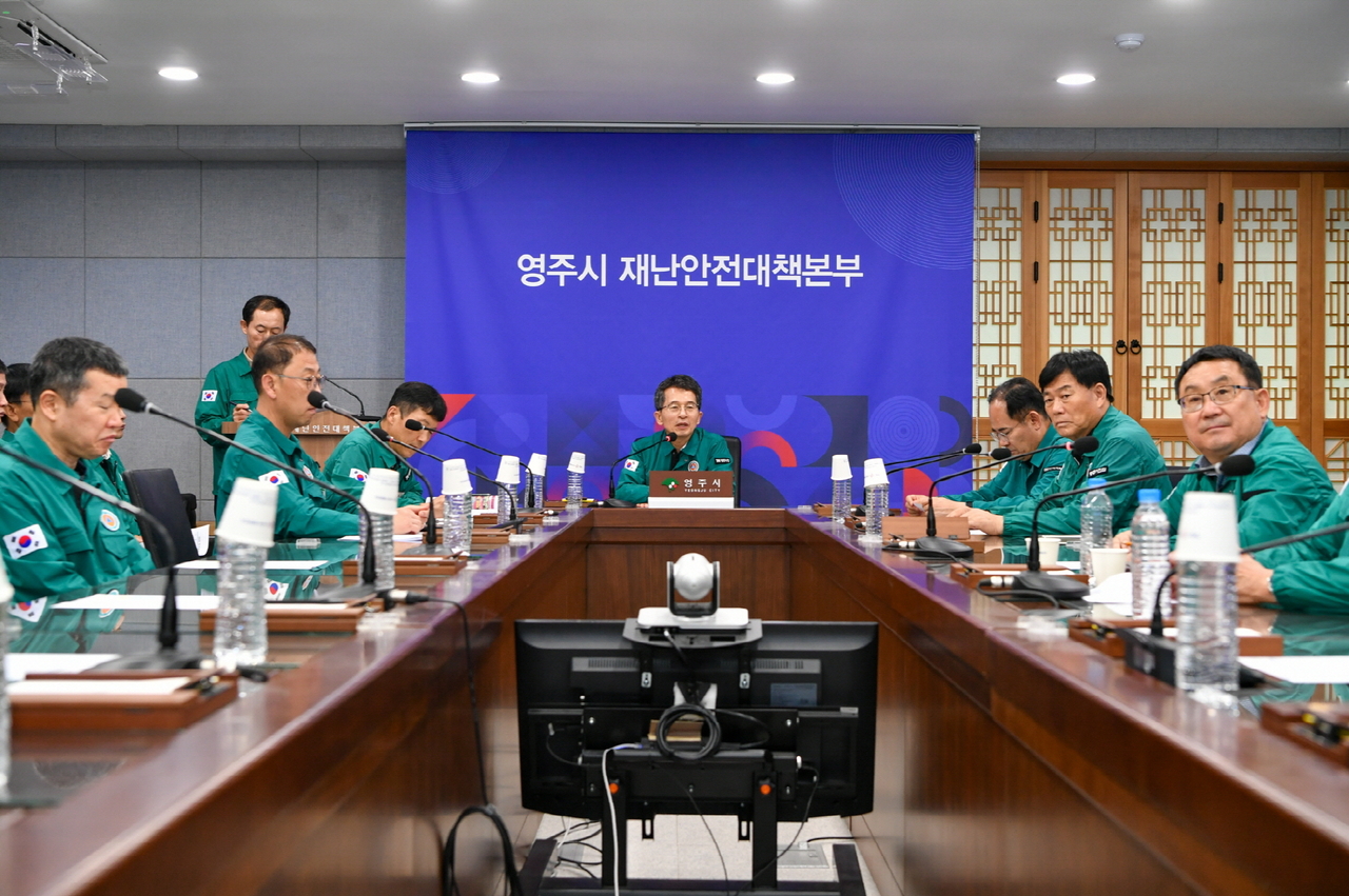 3일 시청상황살에서 유정근 권한대행 주재로  회의를  하고 있다.[영주시 제공]