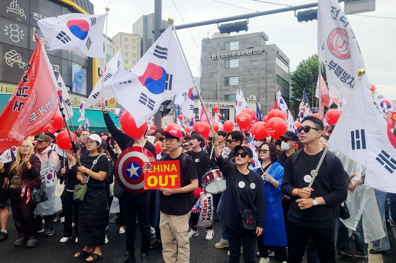 보수 단체 토토사이트들이 3일 건담 토토사이트 지하철 1·4호선 동대문역을 출발해 종로구 광화문 방면으로 행진하고 있다. [연합]