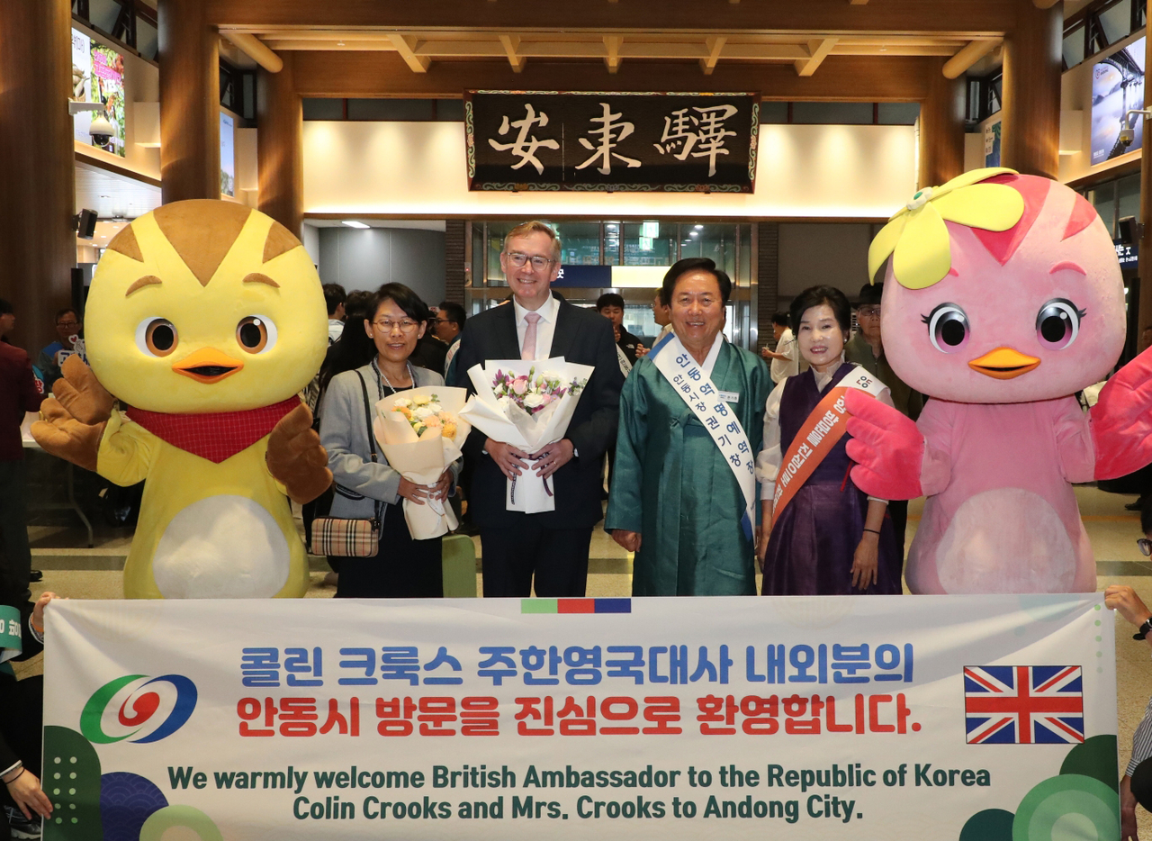 3일 안동시가 운흥동 중앙선 1942 안동역에서 열린 ‘제23회 안동의 날 기념식’에서 콜린 크룩스 주한영국대사에게 안동시 명예 시민증을 수여했다.[안동시 제공]