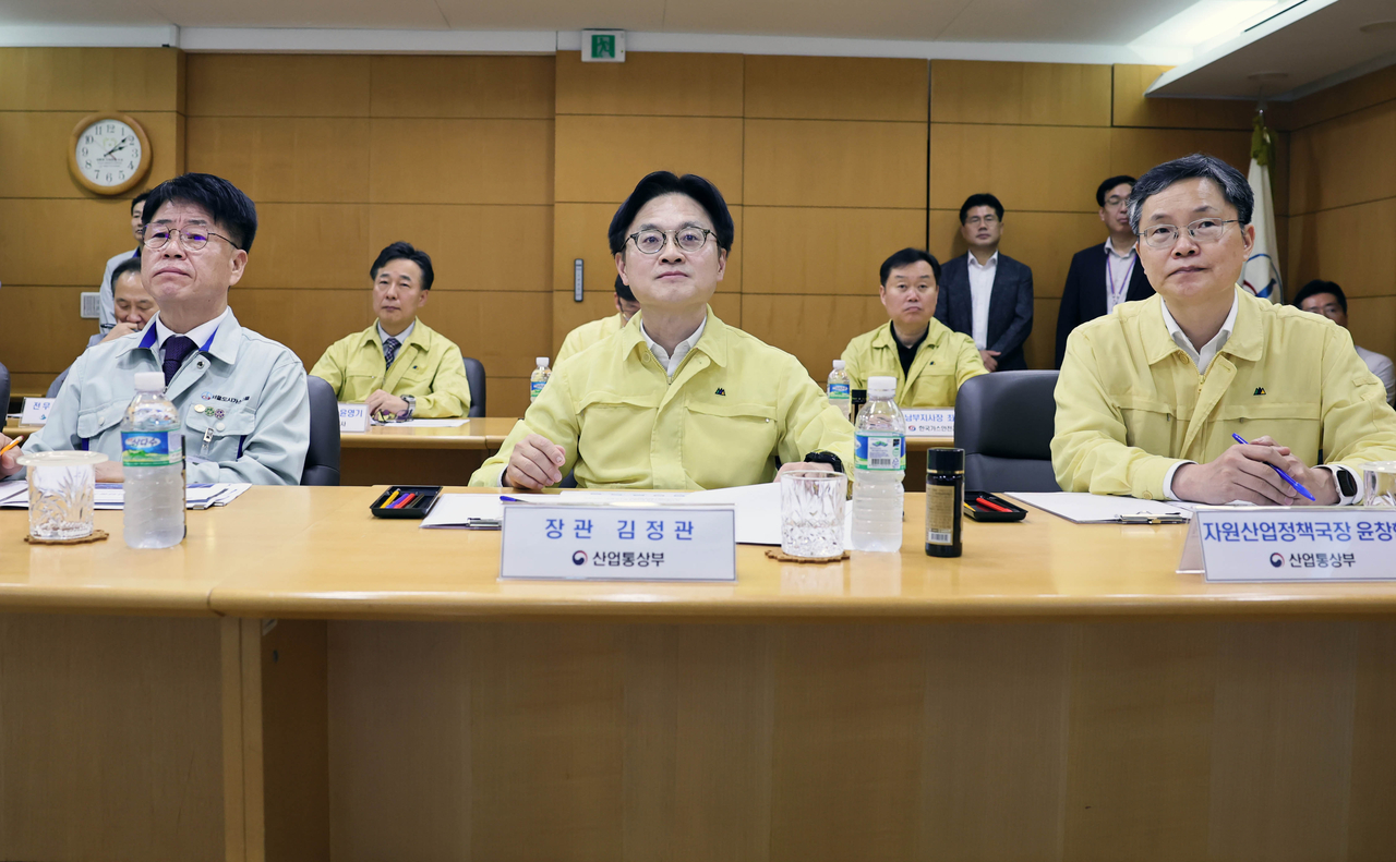 김정관 토토사이트 대도시통상부 장관이 3일  서울 강서구 서울도시가스(주) 상황실을 방문,  도시가스 안전관리 현장을 점검하고 있다. [토토사이트 대도시통상부 제공]