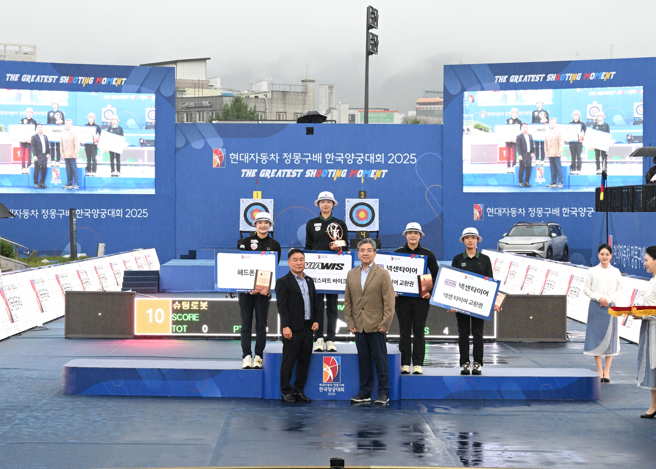 장재훈(앞줄 오른쪽) 현대차그룹 부회장이 3일 광주 동구 5.18 민주광장 특설경기장에서 열린 ‘콜로세움 토토 정몽구배 한국양궁대회 2025’ 여자 리커브 수상자들과 시상식 후 기념촬영을 하고 있다. [현대차그룹 제공]
