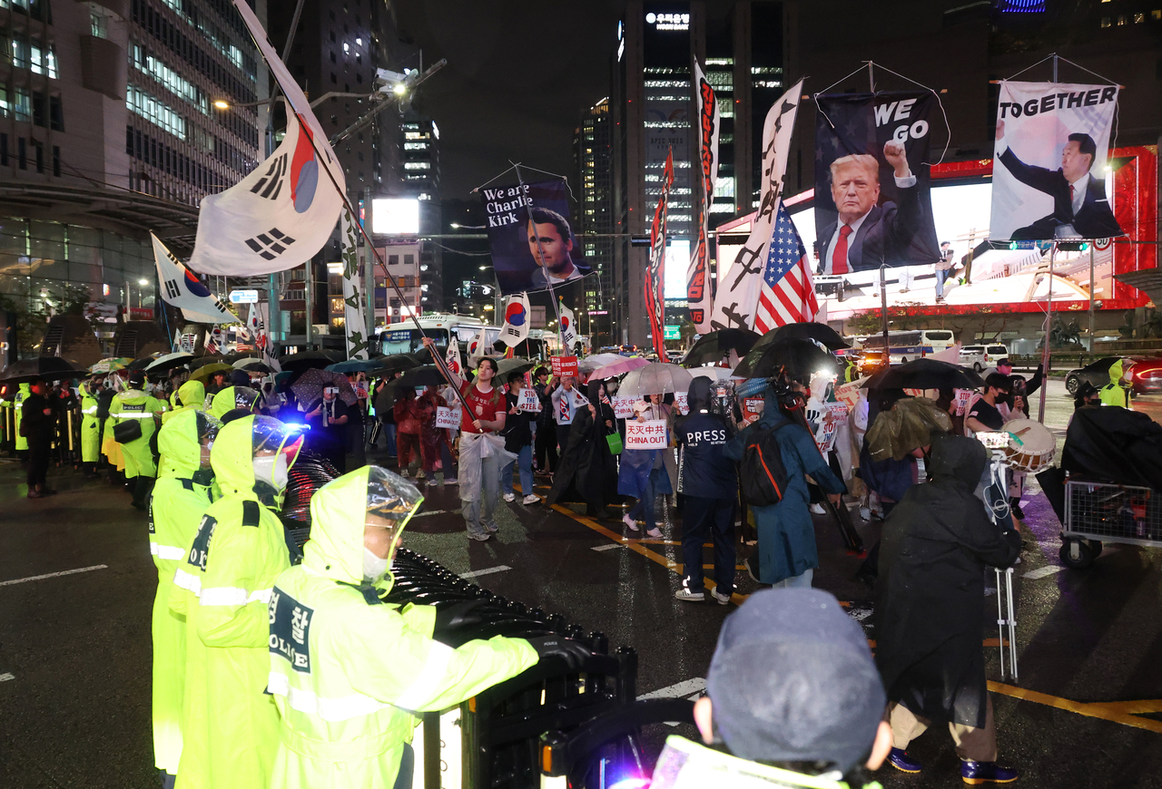 Demonstrators protest against a visa waiver for Chinese tourists near the Chinese Embassy in Jung-gu, Seoul, on Sept. 19. (Yonhap)