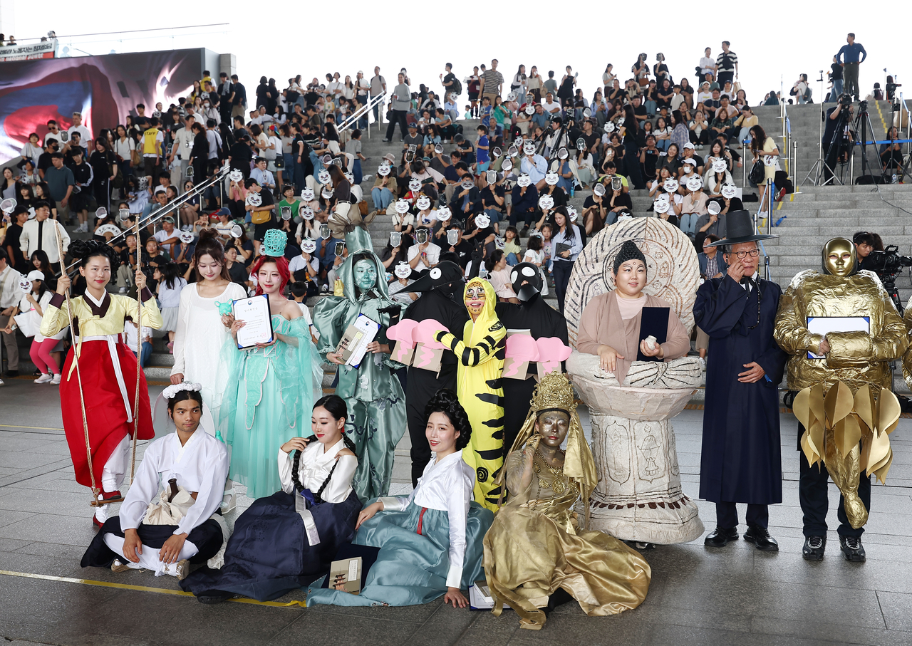 Winners and participants pose for group photos at the National Museum of Korea in Seoul on Saturday. (Yonhap)