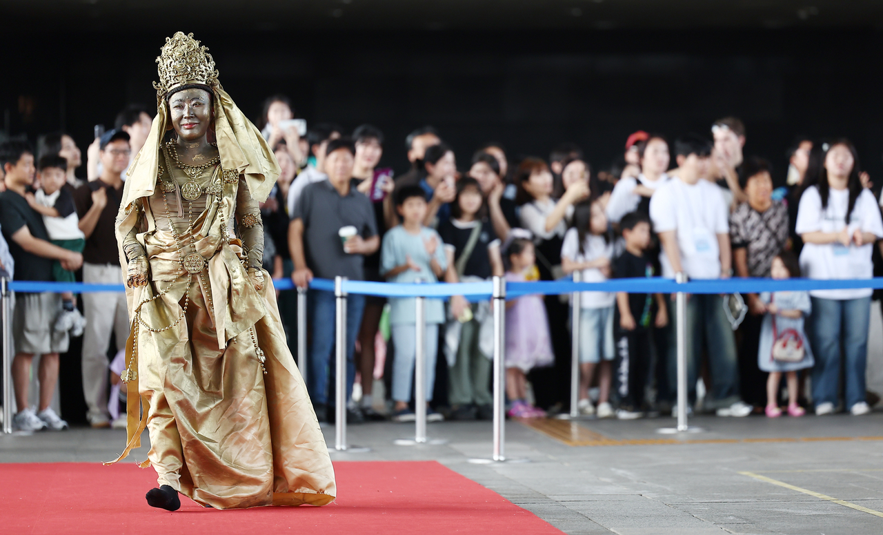 A participant entered dressed as the Gilt-bronze Avalokitesvara Bodhisattva statue during a cosplay contest hosted by the National Museum of Korea in Seoul on Saturday. (Yonhap)