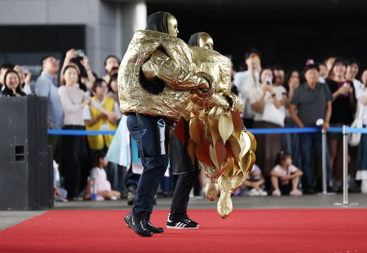 A team recreats a pair of golden earrings from the Silla Dynasty (57 B.C. – A.D. 935) during a cosplay contest hosted by the the National Museum of Korea. (Yonhap)