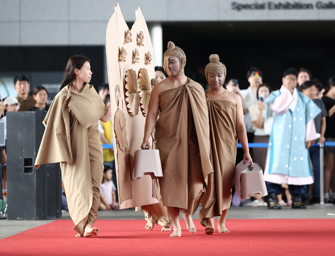 A team of two office workers in Buddha statue costumes (Yonhap)
