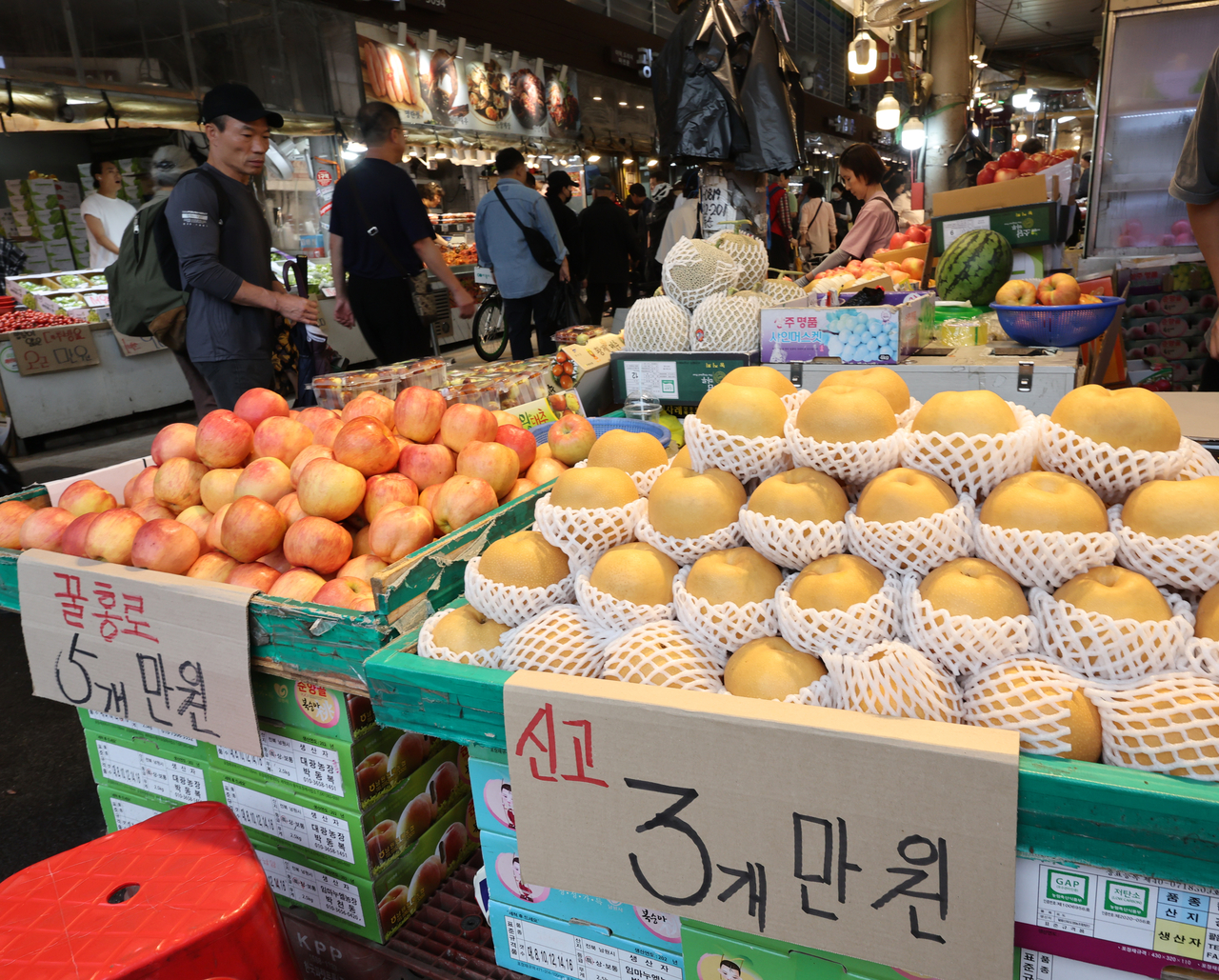 사이다토토 연휴를 일주일 앞둔 지난달 28일 서울 동대문구 경동시장에 사과, 배 등이 진열돼있다. [연합]