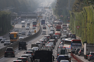 Chuseok travel begins: Highways jammed, Incheon airport poised for passenger record