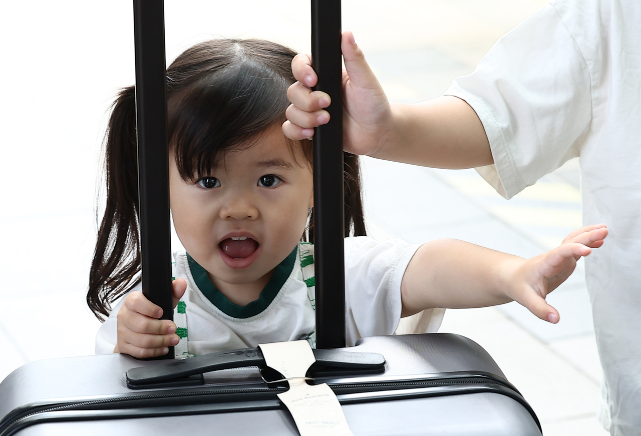A child pushes a suitcase at Seoul Station on Thursday while heading to their hometown for the Chuseok holiday. (Yonhap)
