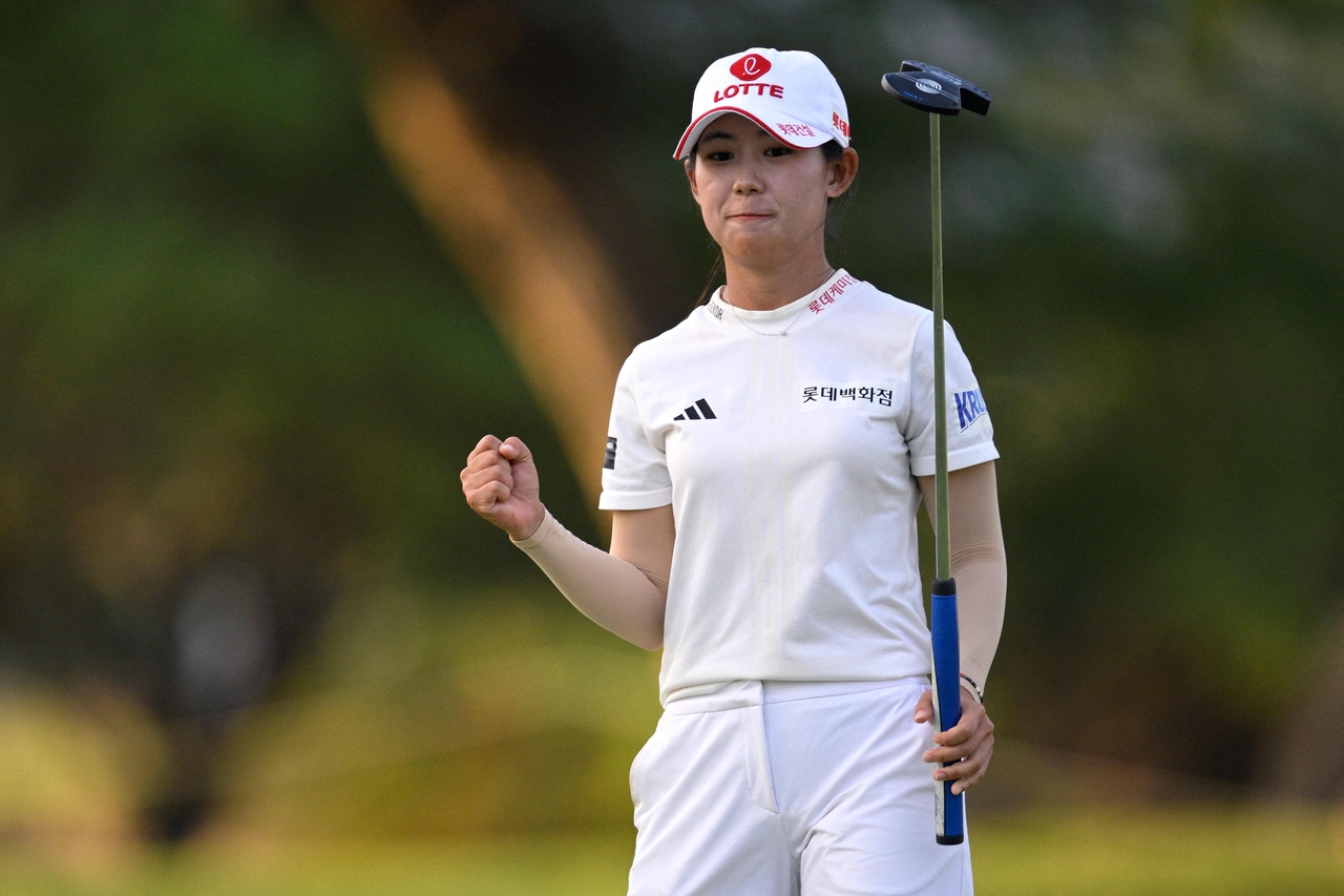 토토사이트 롤링이 LPGA 투어 롯데 챔피언십 2라운드 18번홀에서 버디를 잡은 후 주먹을 불끈 쥐고 있다. [AFP]