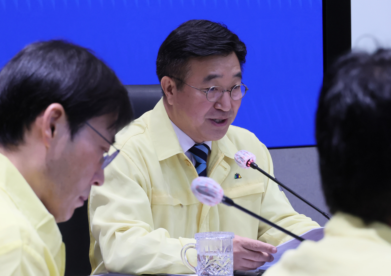 Interior Minister Yun Ho-jung speaks during the meeting of the Central Disaster and Safety Countermeasures Headquarters on Friday. (Yonhap)