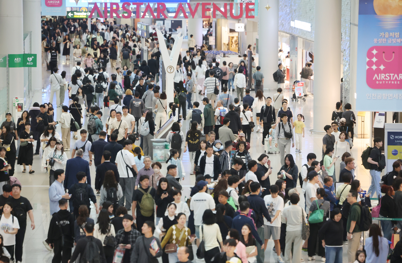 The duty-free zone at Terminal 1 of Incheon International Airport is crowded with travelers on Friday, the first day of the Chuseok holiday. (Yonhap)