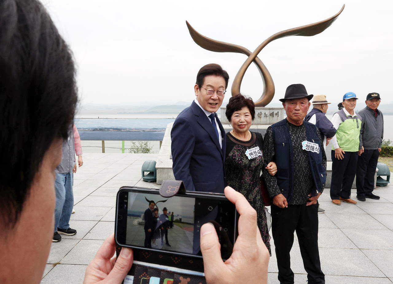 이재명 대통령이 추석 연휴 첫날인 3일 인천 강화군 강화평화전망대에서  실향민 가족과 기념촬영을 하고 있다. [연합]