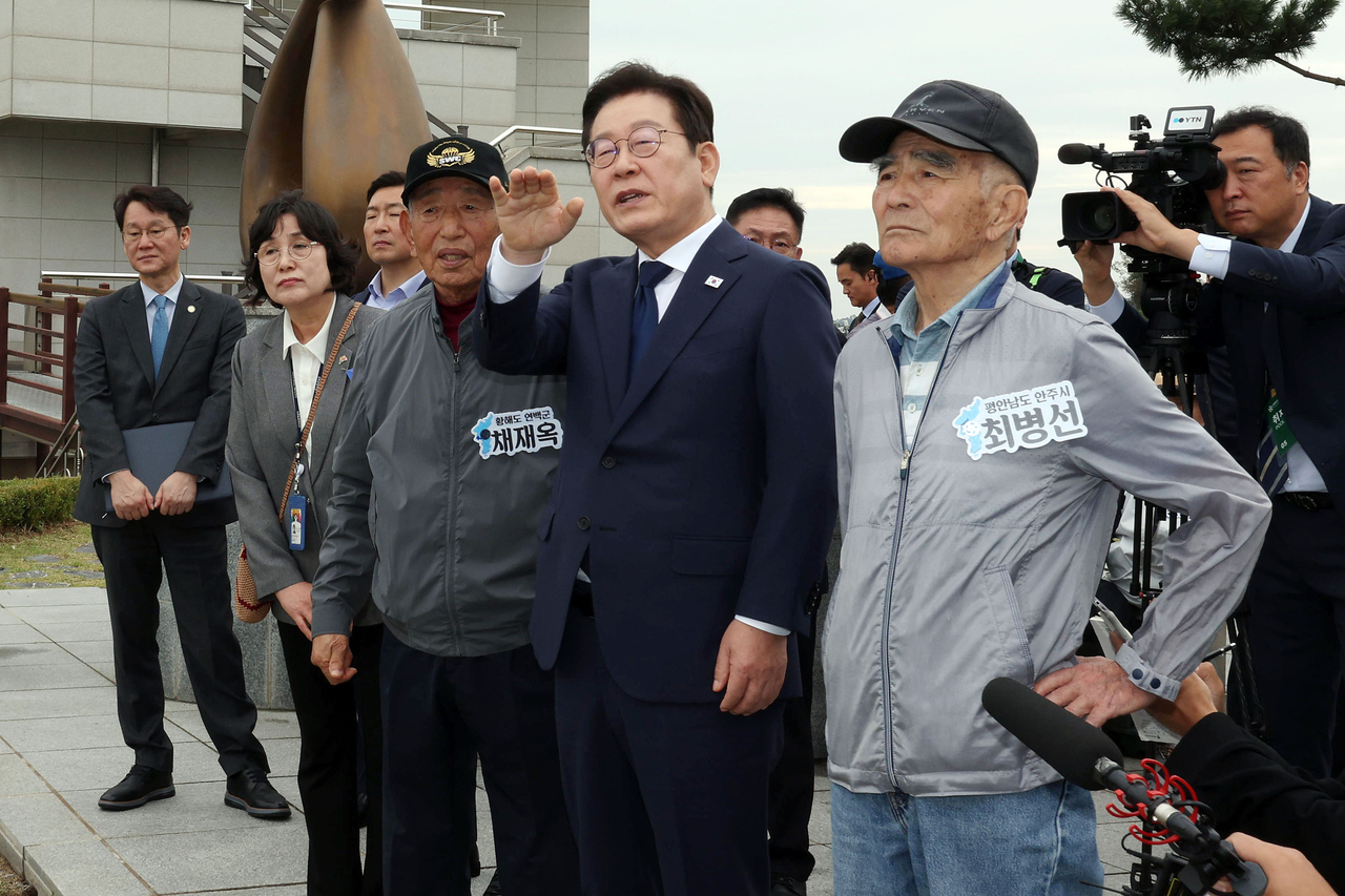 이재명 대통령이 추석 연휴 첫날인 3일 인천 강화군 강화평화전망대에서 실향민 가족들과 북한 황해북도 개풍군 일대를 바라보며 이야기를 나누고 있다. [연합]
