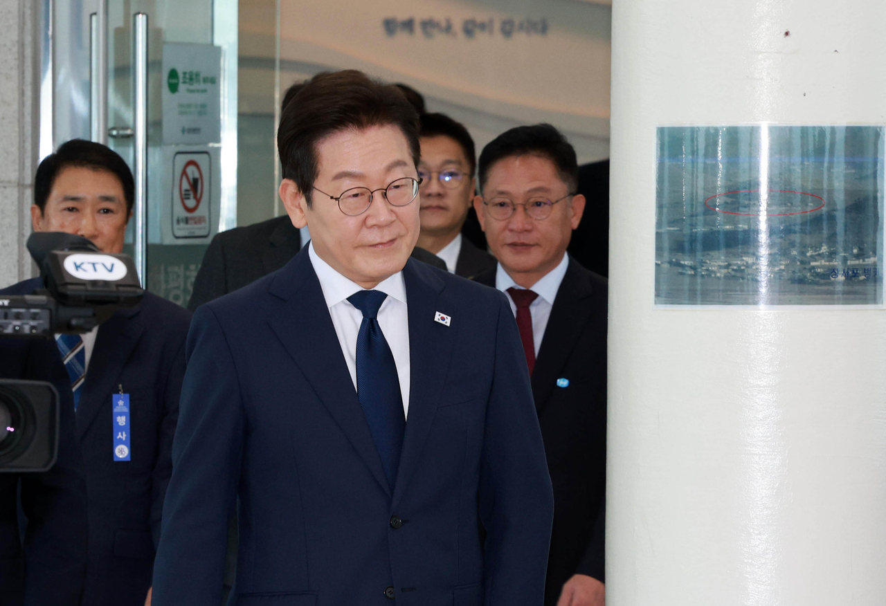 President Lee Jae Myung (second from left) visits Ganghwa Island to meet Korean War refugrees in Ganghwa-gun, Incheon on Friday. (Pool photo via Yonhap)