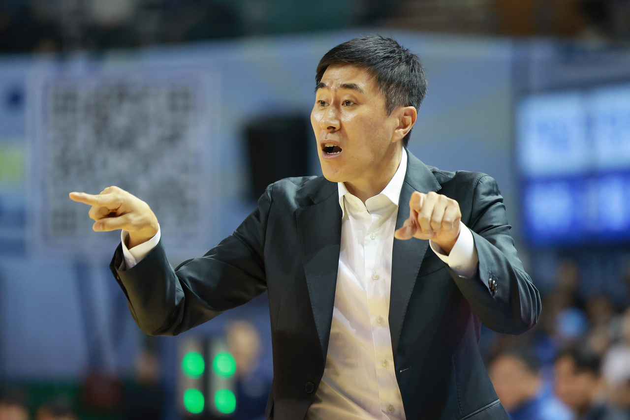 Head coach Lee Sang-min of Busan KCC gestures during the game against Seoul Samsung at Jamsil Indoor Stadium in Seoul on Friday. (Yonhap)