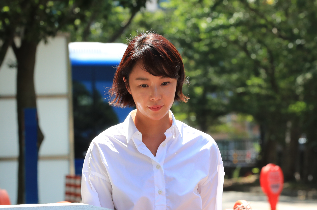 배우 황정음이 지난달 21일 오후 제주시 이도2동 제주지방법원에서 열린 특정경제범죄 가중 처벌 등에 관한 법률 위반(토토사이트 쿠폰) 혐의 사건 결심공판에 출석하고 있다. [뉴시스]