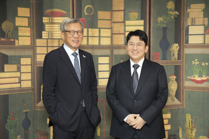Yoo Hong-june, director general of the National Museum of Korea (left), and Bang Si-hyuk, chairman of Hybe (NMK, Hybe)
