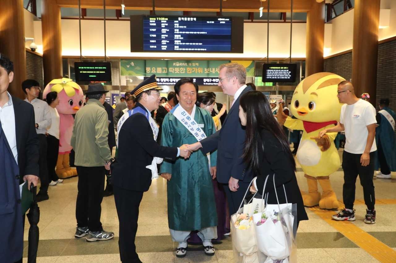 3일 권기창 안동시장이  토토사이트 잘못환전에서  콜린 크룩스 주한영국대사를 직접 맞이하며 환영 인사를 하고 있다. 크룩스 대사는‘제23회 안동의 날 기념식’에서 안동시 명예 시민증을 받았다.[안동시 제공]