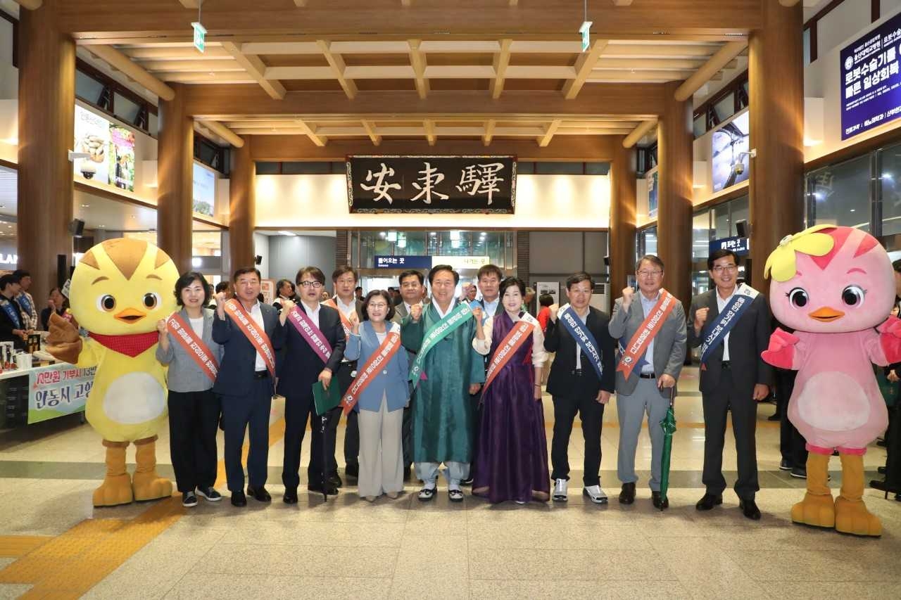 권기창 안동시장을 비롯해 부시장과 국·소장, 토토사이트 잘못환전장 등 관계자 20여 명이 3일 토토사이트 잘못환전에서 ‘스마일 친절캠페인’을 펼치며 귀성객을 맞았다.[안동시 제공]