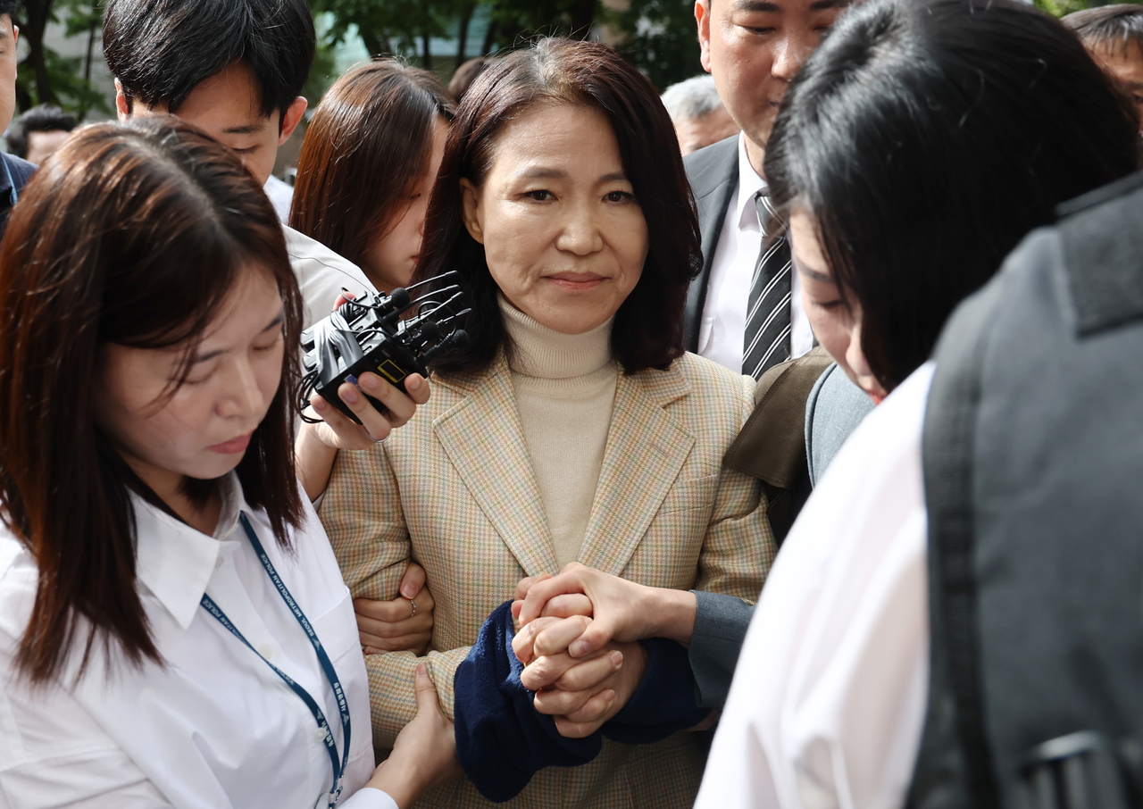 이진숙 전 방송통신위원장이 4일 오후 체포적부심사를 받기 위해 서울남부지법으로 출석하며 배현진 국민의힘 의원과 손을 잡고 있다. [연합]