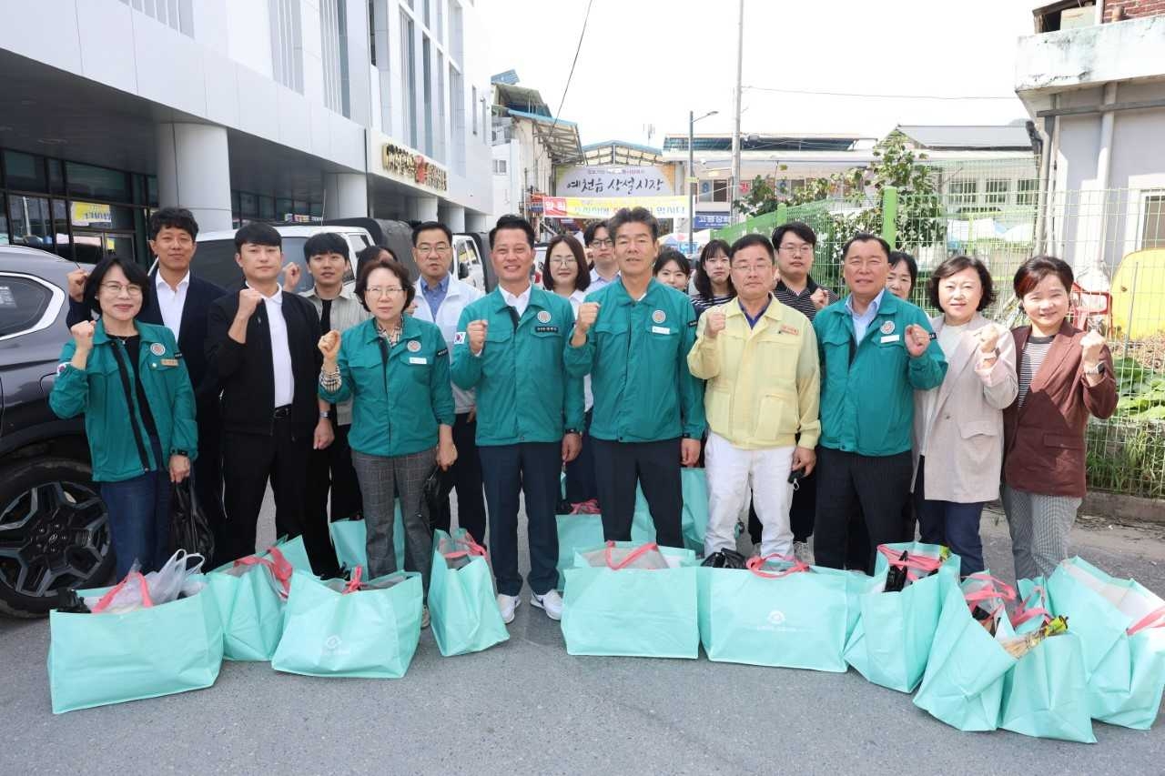 예천군의회는 추석을 맞아 전통토토사이트 콬에서 ‘추석맞이 전통토토사이트 콬 장보기 행사’를 열고 지역 상인들을 격려했다.[예천군 의회 제공]