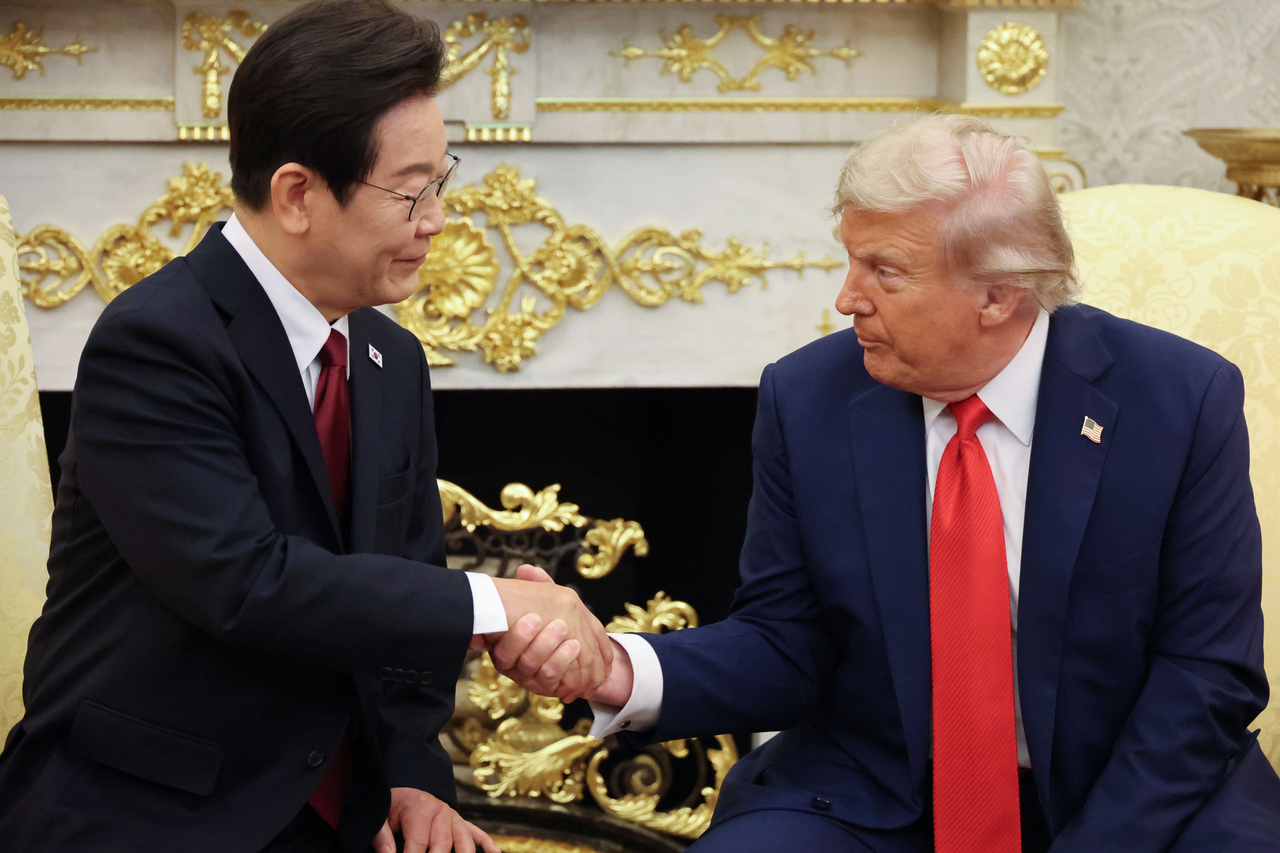 South Korean President Lee Jae Myung (left) talks with US President Donald Trump in the Oval Office of the White House in Washington on Aug. 25, 2025. (Yonhap)