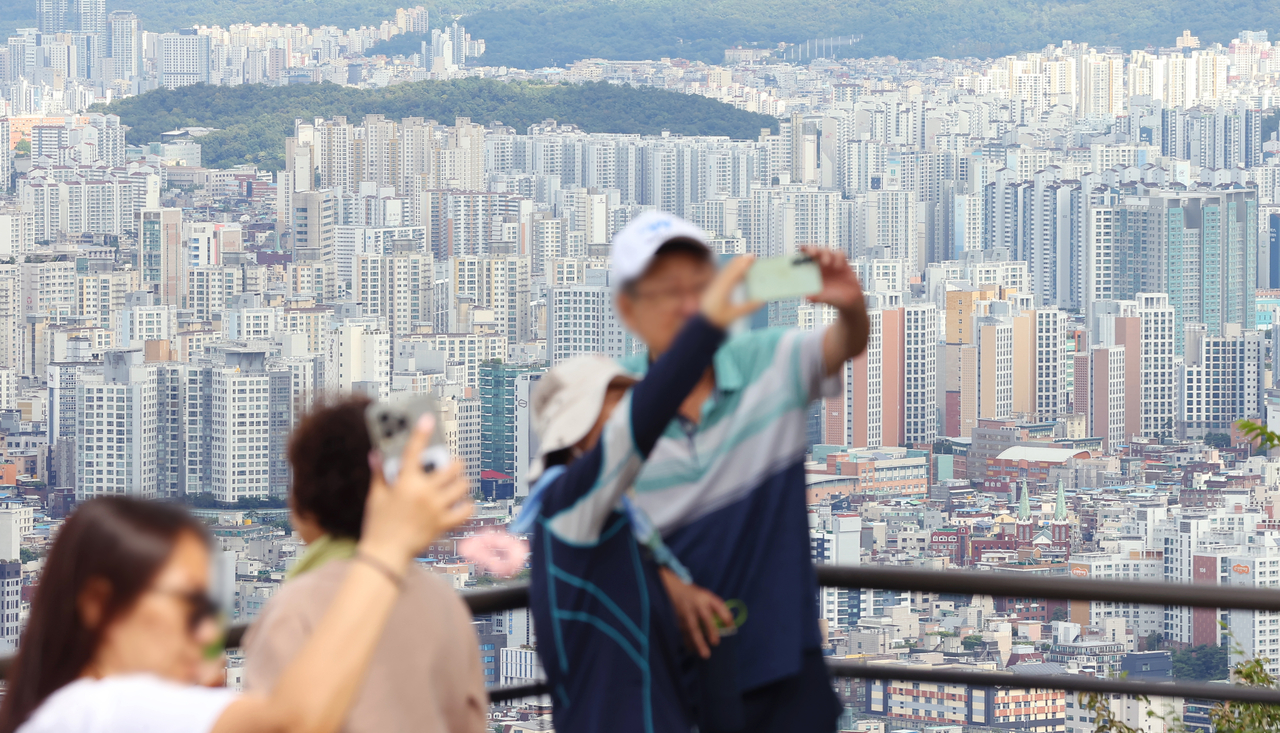 사진은 서울 남산에서 바라본 시내 아파트 단지 모습 [연합]