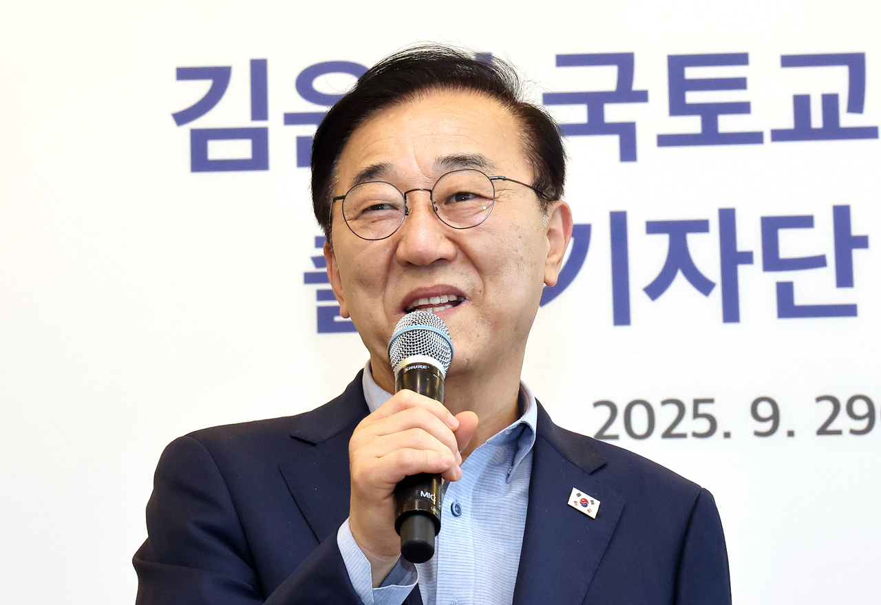 김윤덕 국토교통부 장관이 29일 세종시 한 한정식집에서 출입기자단 간담회를 열고 있다. <연합뉴스>