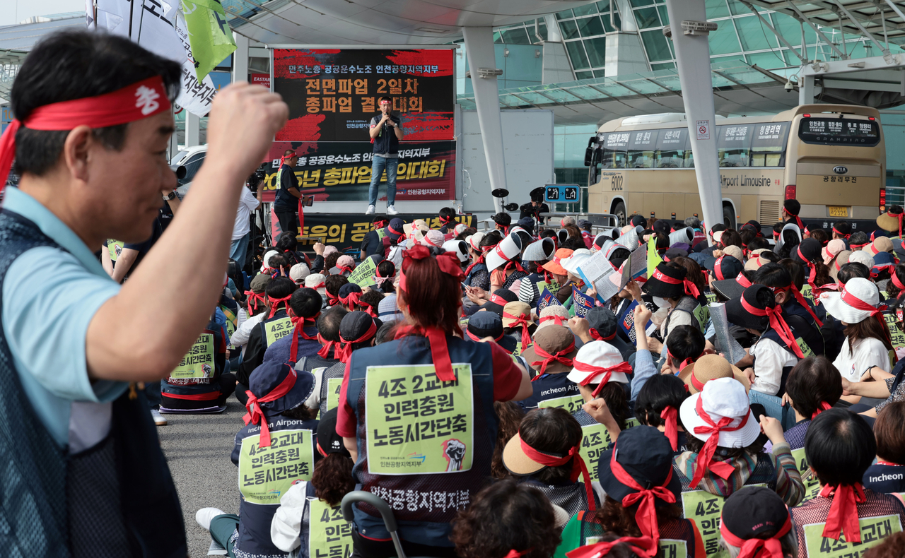 Unionized airport workers hold a rally at Incheon International Airport, west of Seoul, on Thursday, as part of their indefinite general strike that began the day before. (Yonhap)
