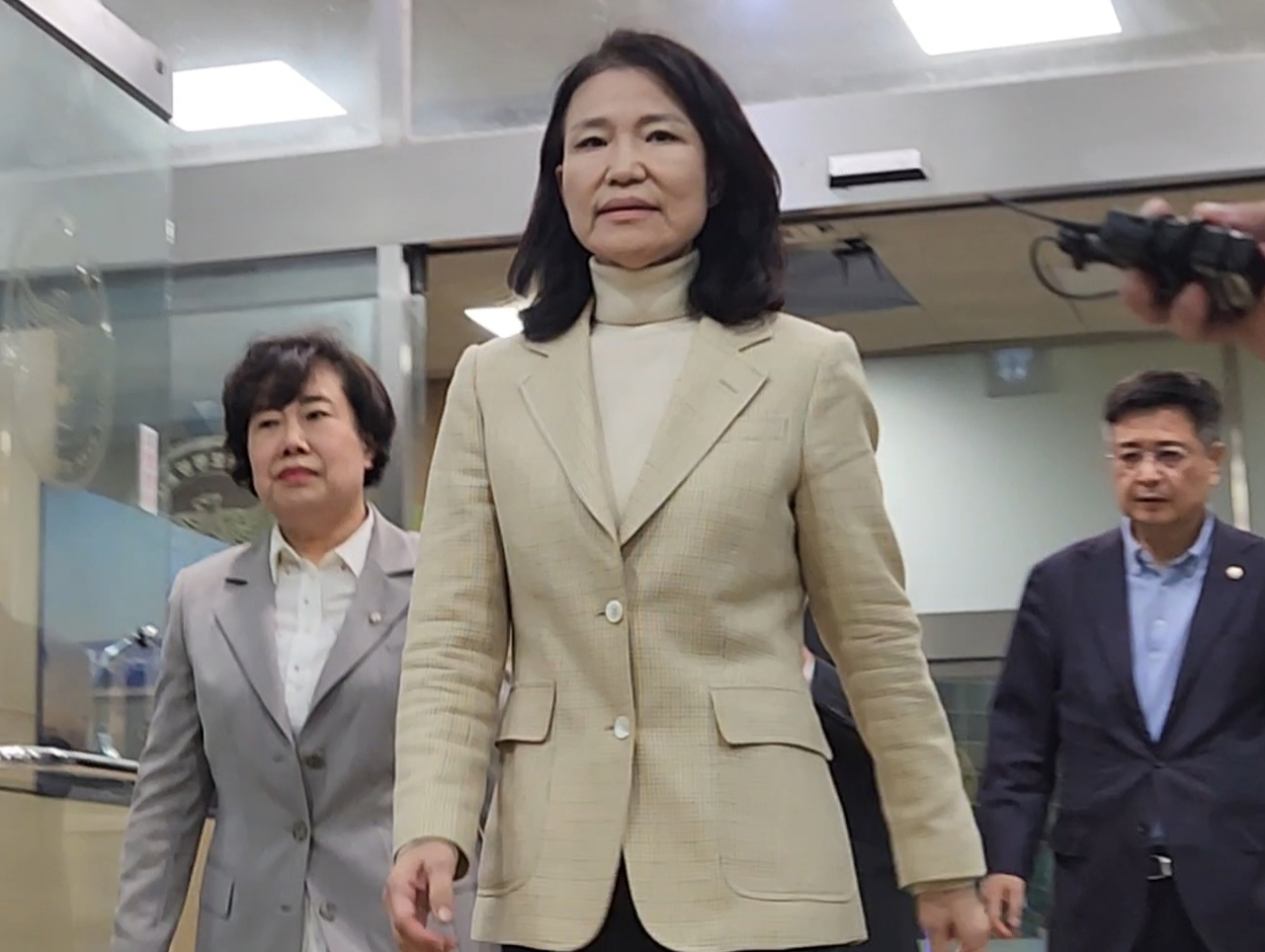 석방된 이진숙 전 방송통신위원장이 4일 오후 서울 영등포토토사이트 들어가는법서를 나서고 있다. [연합]