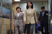 “대통령 비위 거스르면 유치장” 이진숙 석방…여야까지 가세
