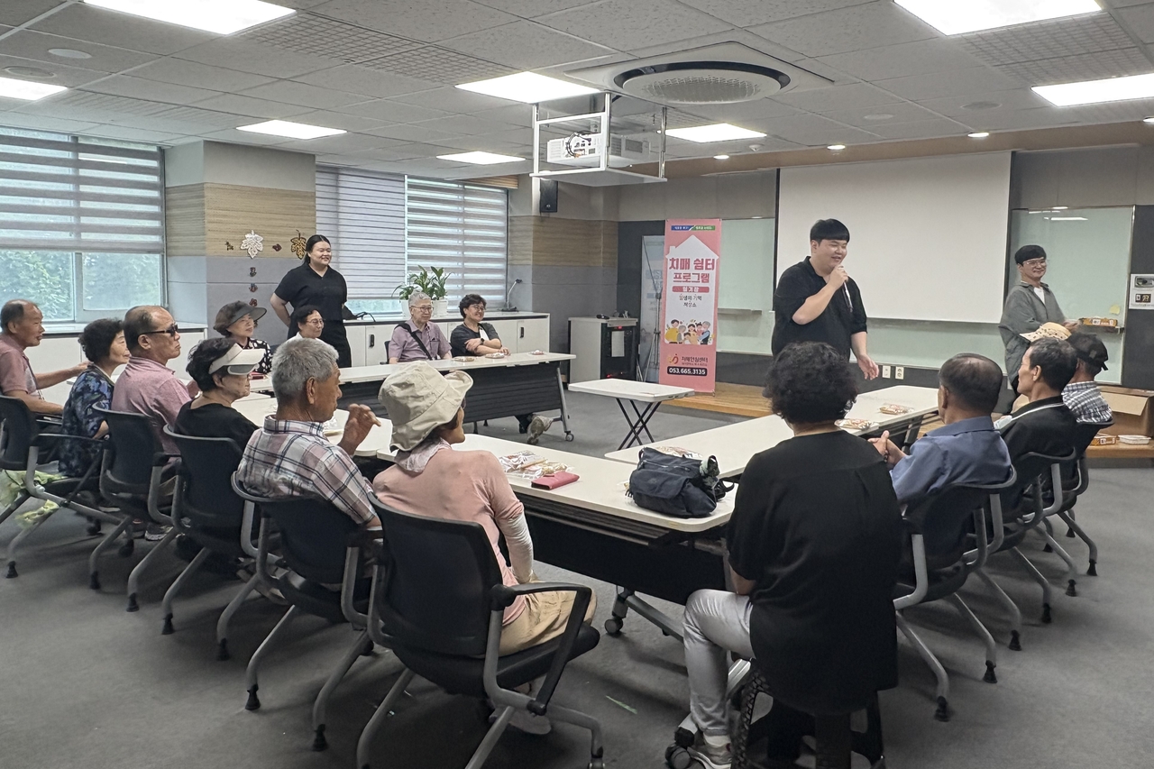 대구보건대 사회복지학과 재학생들이 ‘찾아가는 뇌튼튼 토토사이트 경찰 조회 교실’에서 치매예방 프로그램을 진행하고 있다.[대구보건대 제공]