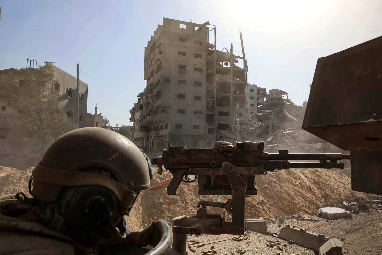 This picture taken during a media tour organised by the Israeli army on Friday, shows an Israeli army soldier behind a mounted machine gun in the vicinity of the Jordanian Field Hospital in Gaza City. (AFP-Yonhap)