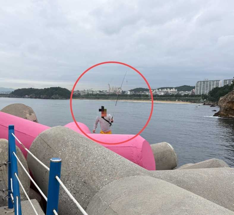 동해 해경이 천곡항 방파제 내 테트라포드 출입 통제구역에서 낚시하던 A씨를 적발했다.[동해해경 제공]