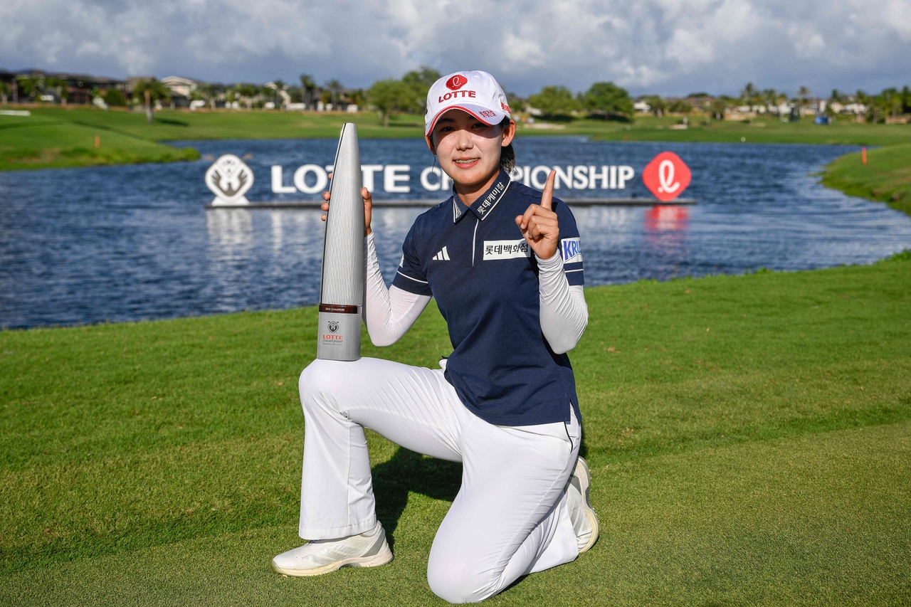 Hwang You-min of South Korea poses with the winners trophy following her victory in the final round of the Lotte Championship presented by Hoakalei 2025 at Hoakalei Country Club on Saturday in Ewa Beach, Hawaii. (AFP-Yonhap)