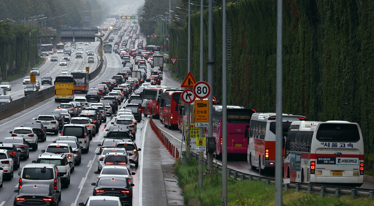 Vehicles head south in heavy traffic near Jamwon Interchange on the Gyeongbu Expressway in Seoul, Sunday, a day before Chuseok. (Newsis)