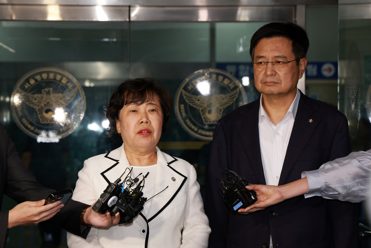 Rep. Kim Jang-kyom (left) of the main opposition People Power Party speak to the press at Yeongdeungpo Police Station in Seoul, Thursday, regarding the arrest of former Korea Communications Commission Chairwoman Lee Jin-sook. (Yonhap)