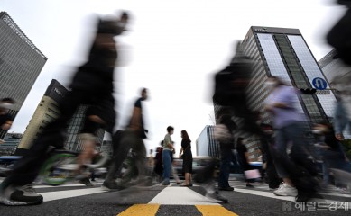 “주 4일 근무 운운했다간 백수된다” 주 70시간 기본…5일→6일 확산, 무슨 일이