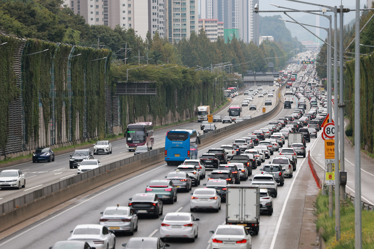 Cars are stuck on the Gyeongbu Expressway in Seoul on Friday, the first day of the extended Chuseok holiday. (Yonhap)