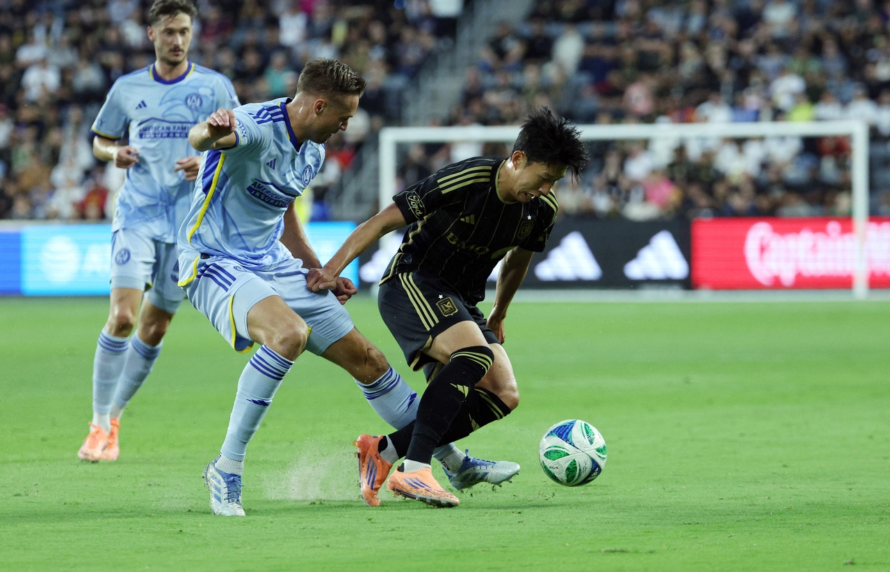 Son Heung-min of Los Angeles Football Club (right) battles Stian Gregersen of Atlanta United FC for the ball during the clubs' Major League Soccer at BMO Stadium in Los Angeles on Sunday, in this Getty Images photo. (Yonhap)