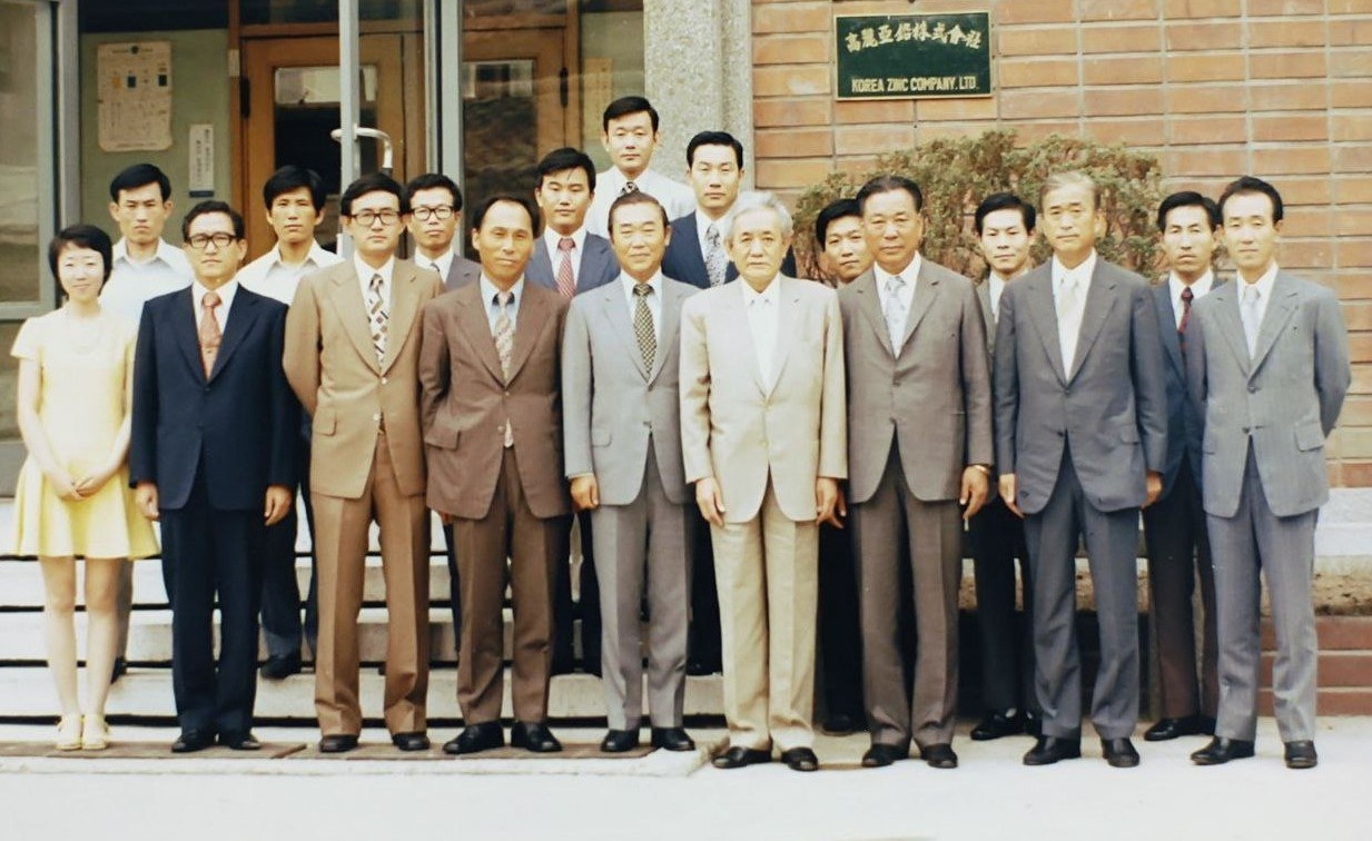 1974년 고려실시간 해와 토토사이트 창립 기념식. 최기호(앞줄 오른쪽에서 네 번째) 창업자와 최창걸(왼쪽에서 세 번째) 명예회장 [고려실시간 해와 토토사이트 제공]