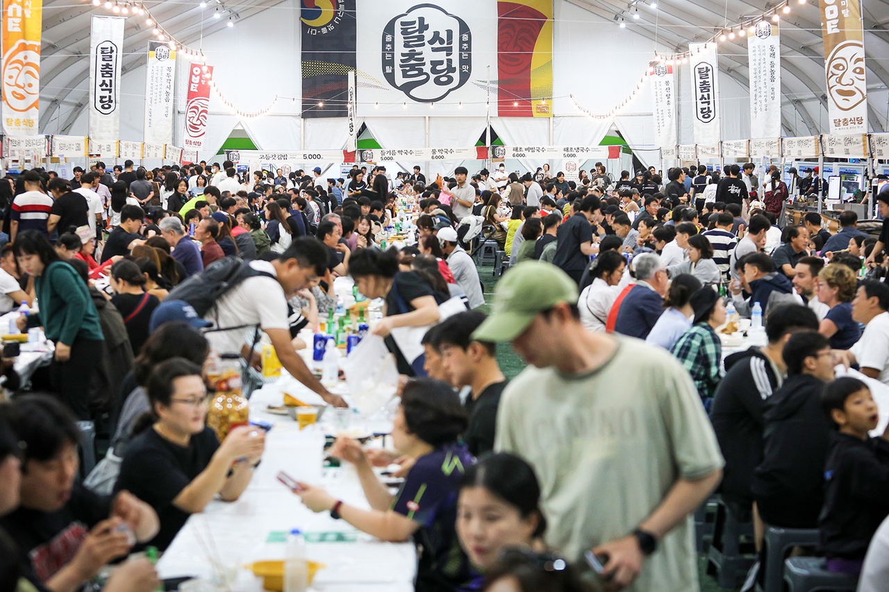 2025 안동국제탈춤페스티벌이 열흘간 160만 관람객 열기 속에  성황리에 마무리 됐다.이번축제는 전통·현대·세계가 어우러진 ‘시민이 만드는 축제’로 진화 됐다. 사진은 탈춤식당.[ 안동시 제공]