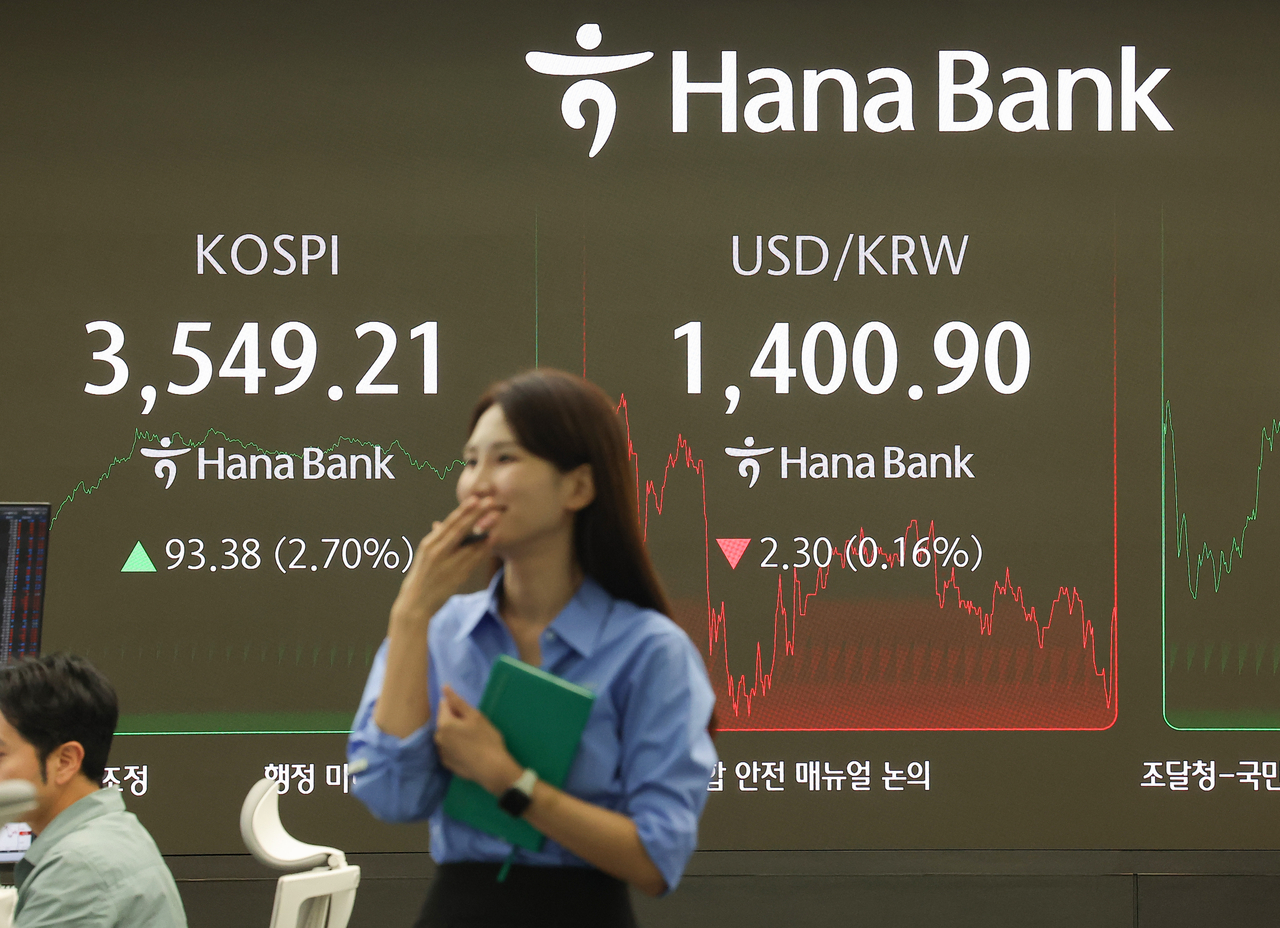 An electric board shows the Kospi closing at an all-time high of 3,549.21 points at the Woori Bank dealing room in central Seoul on Thursday, last trading day before the long holiday. (Yonhap)