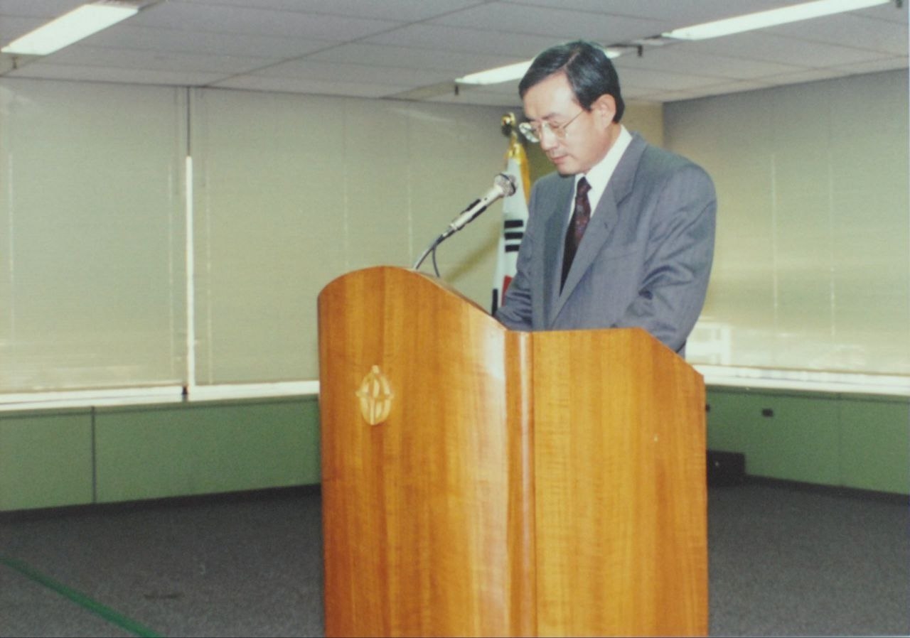 고려실시간 해와 토토사이트 종무식에서 직원들에게 격려인사를 전하는 故최창걸 명예회장[고려실시간 해와 토토사이트 제공]